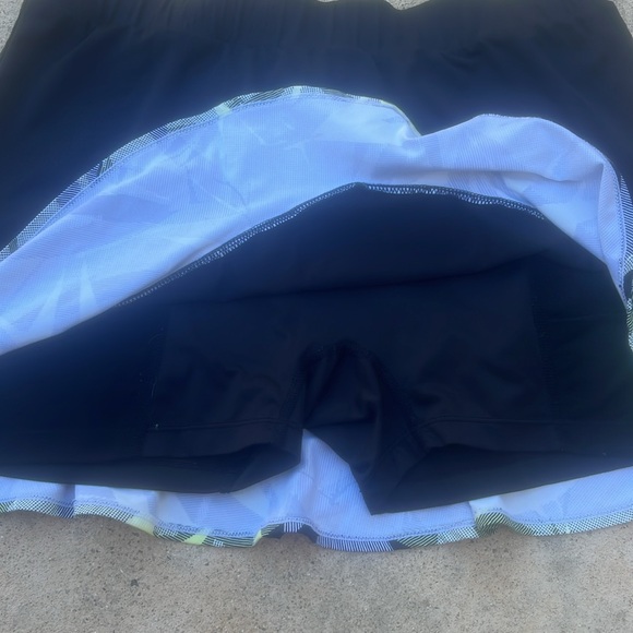 TAIL Women's Black Golf Pickleball Skort with Yellow Black Ruffle Detail Size L - Picture 2 of 6